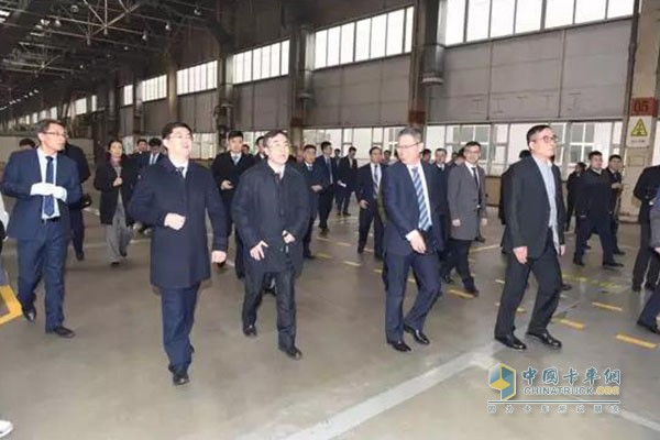 中国邮政高层领导参观一汽解放总装车间