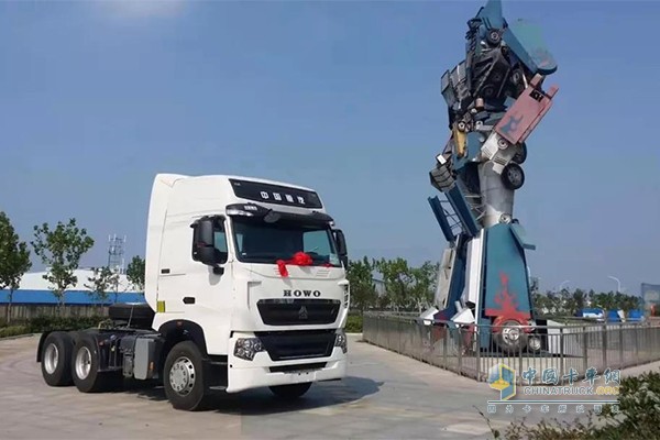 原厂驻车空调版重汽豪沃T7H