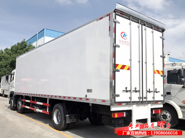 东风天龙小三轴保温车