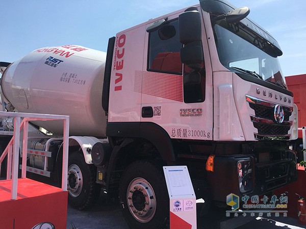 红岩杰狮8×4水泥搅拌车
