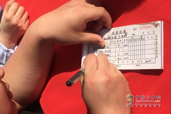 乘龙用户韩师傅现场又订购5台